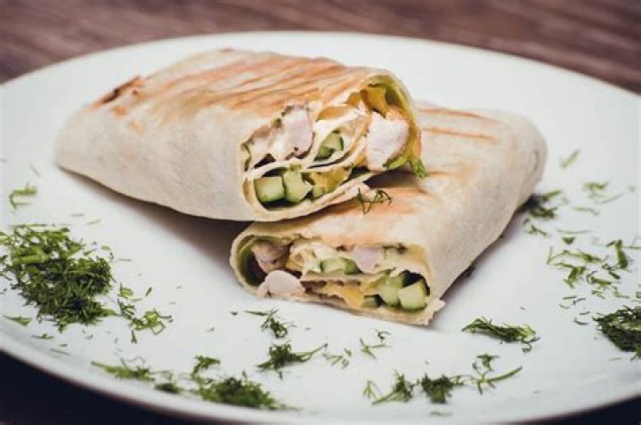 What are the ingredients of a El Pollo Loco chicken avocado burrito?