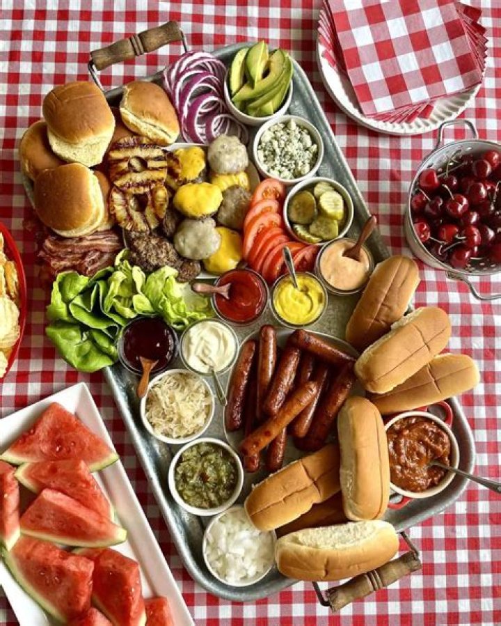 What comes in a cookout tray?
