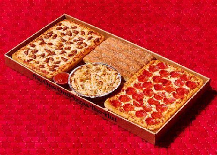 What comes in the Pizza Hut $20 Dinner Box?