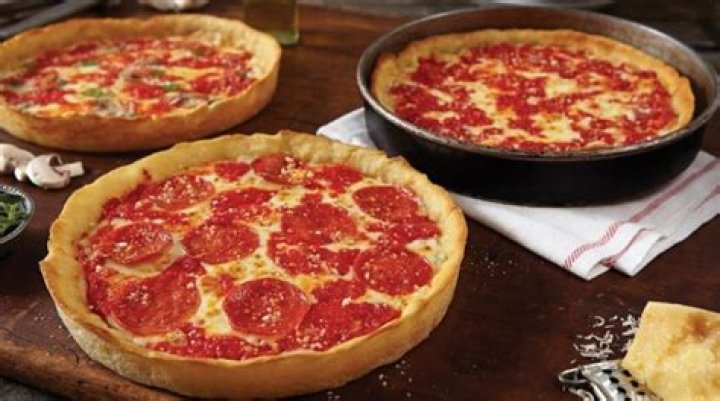 What comes on Lou Malnati’s veggie pizza?