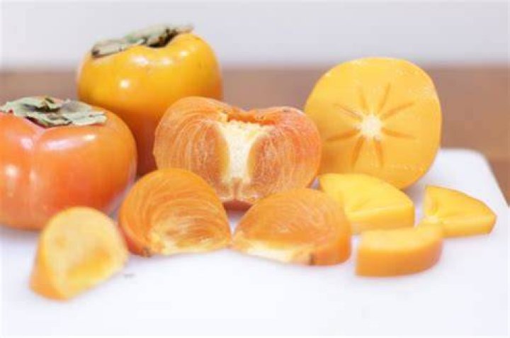 What do persimmons taste like?