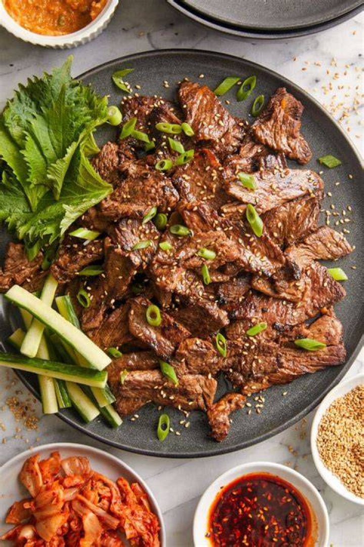 What do you eat with bulgogi?