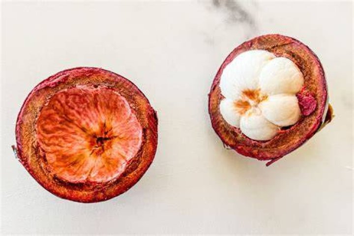 What does a ripe mangosteen look like?