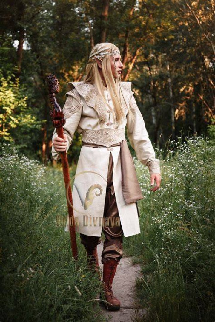 What does an elf wear?