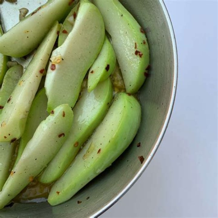 What does chayote squash taste like?