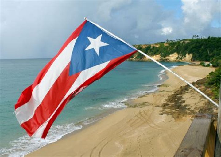 What does the black Puerto Rican flag mean?