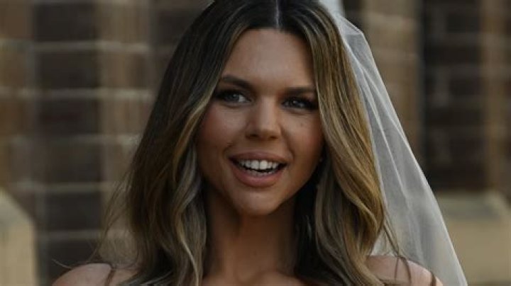 What episode does Stephanie meet Gia?