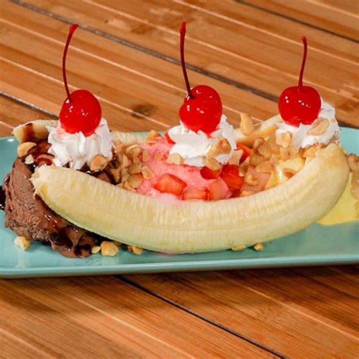 What fast food sells banana splits?
