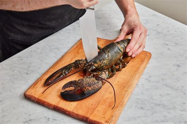 What happens if you cook a dead lobster?