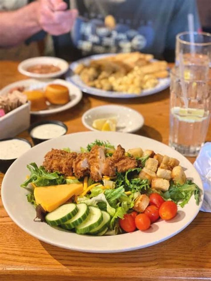 What is in Cracker Barrel house salad?