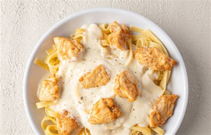 What is in Fazoli’s loaded fettuccine alfredo?