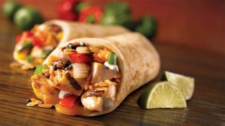 What is in the chicken fajita rollup at Applebee’s?