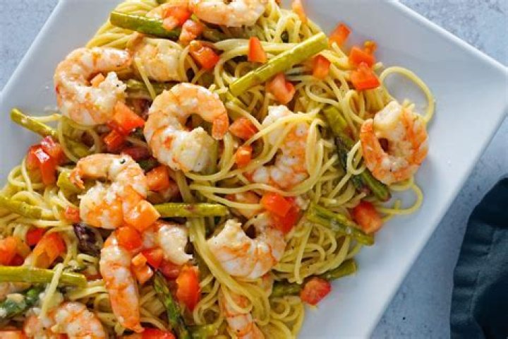 What is Olive Garden shrimp scampi made of?