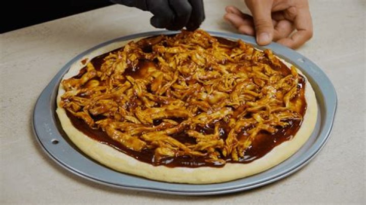 What is on a Domino’s BBQ Chicken pizza?