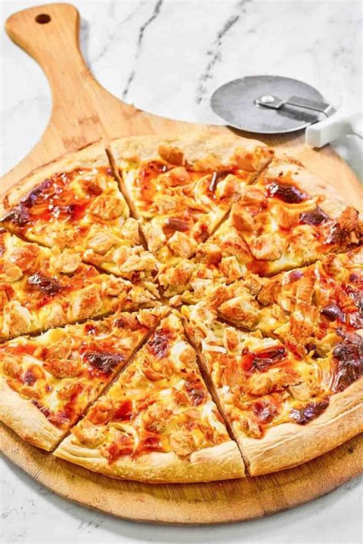 What is on a Domino’s chicken pizza?