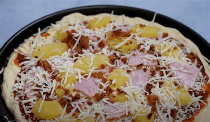 What is on a Jets Hawaiian pizza?