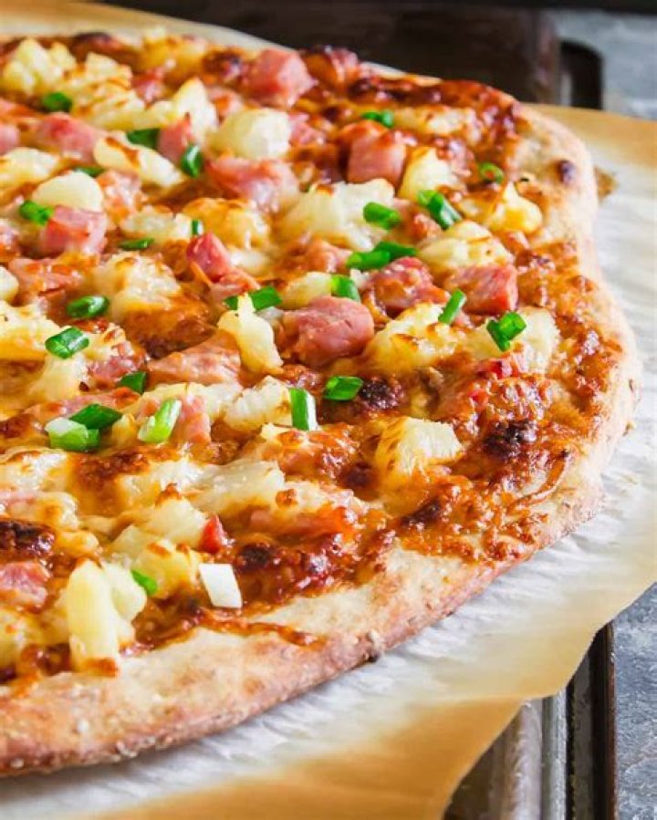 What is on a traditional Hawaiian pizza?