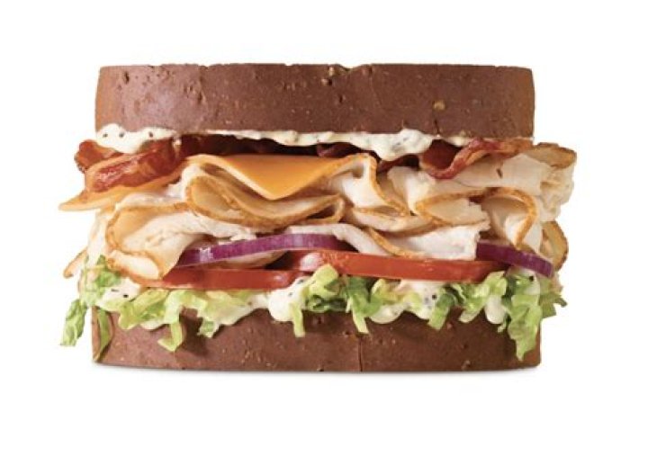 What is on a Turkey and Swiss sandwich at Arby’s?