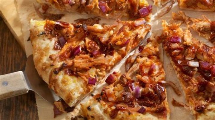 What is on pizza Hut BBQ pizza?