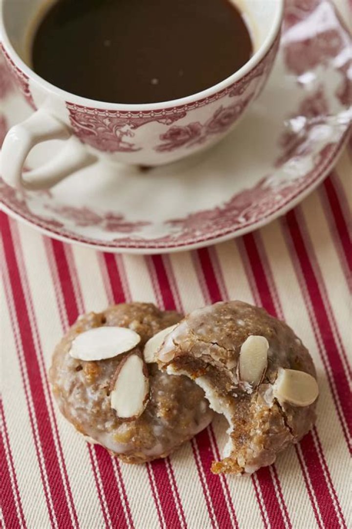 What is on the bottom of lebkuchen cookies?