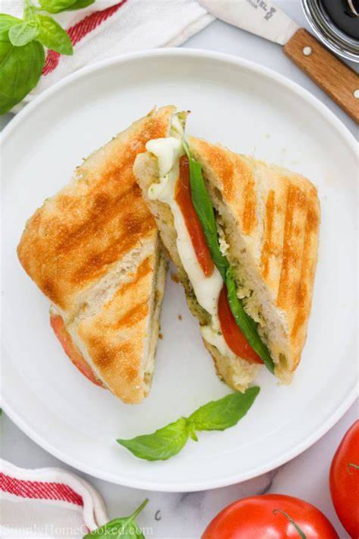 What is on the modern caprese sandwich at Panera?