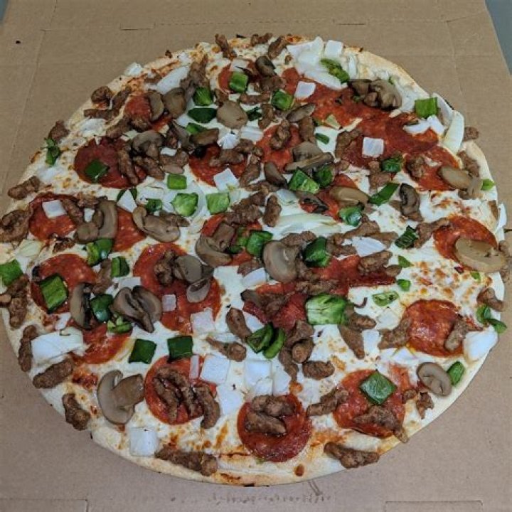 What is on the ultimate supreme pizza at Little Caesars?