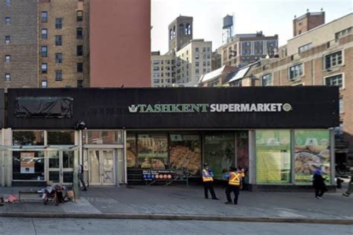 What is the biggest supermarket in Manhattan?