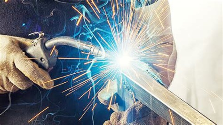 What is the difference between gas and gasless MIG welding?