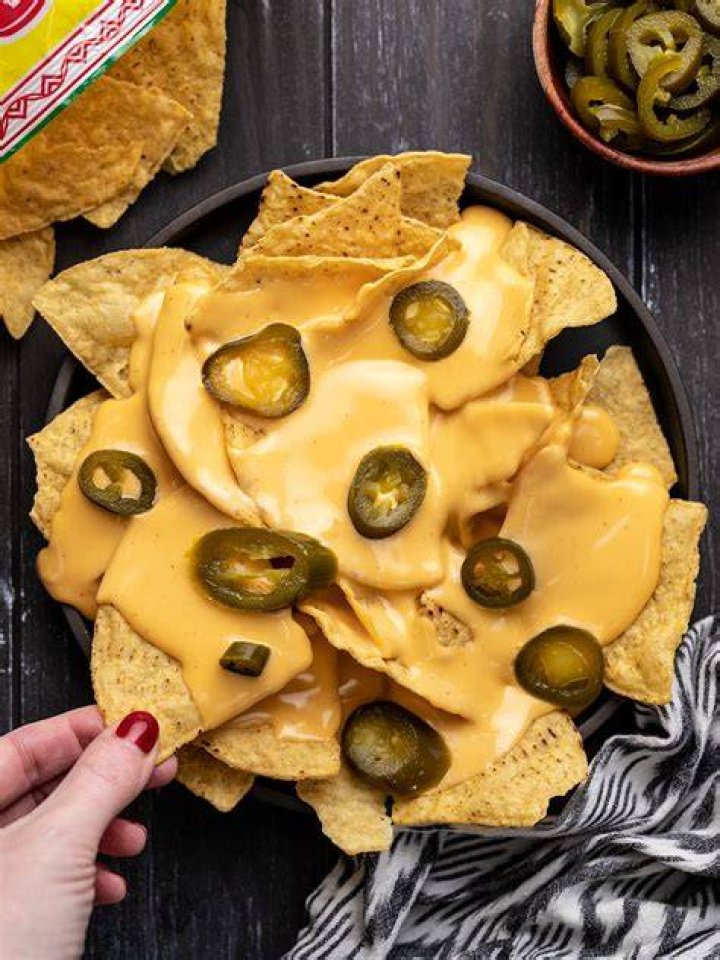 What is the difference between nacho cheese and Queso?