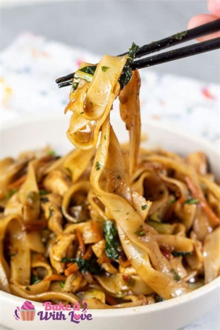 What is the difference between Pad Thai and Drunken Noodles?