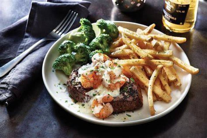 What is the healthiest thing to eat at Applebee’s?