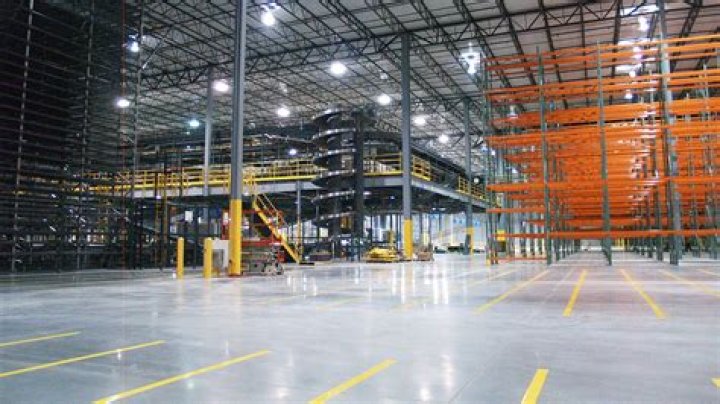 What is the starting pay at Target distribution center?