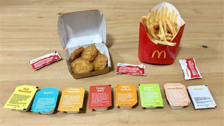 What kind of dipping sauce does Golden Chick have?