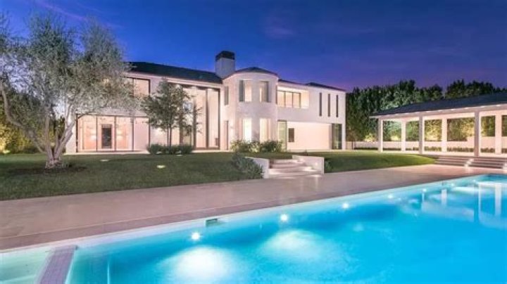 What neighborhood do the Kardashians live in?