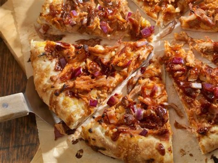 What’s on a BBQ chicken pizza from pizza Hut?