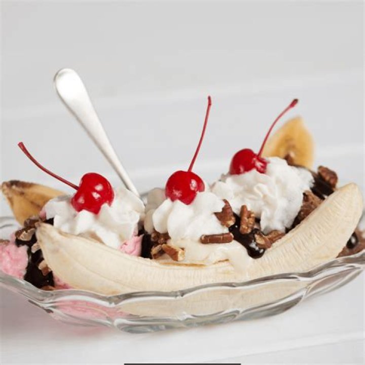 What’s on a Dairy Queen banana split?