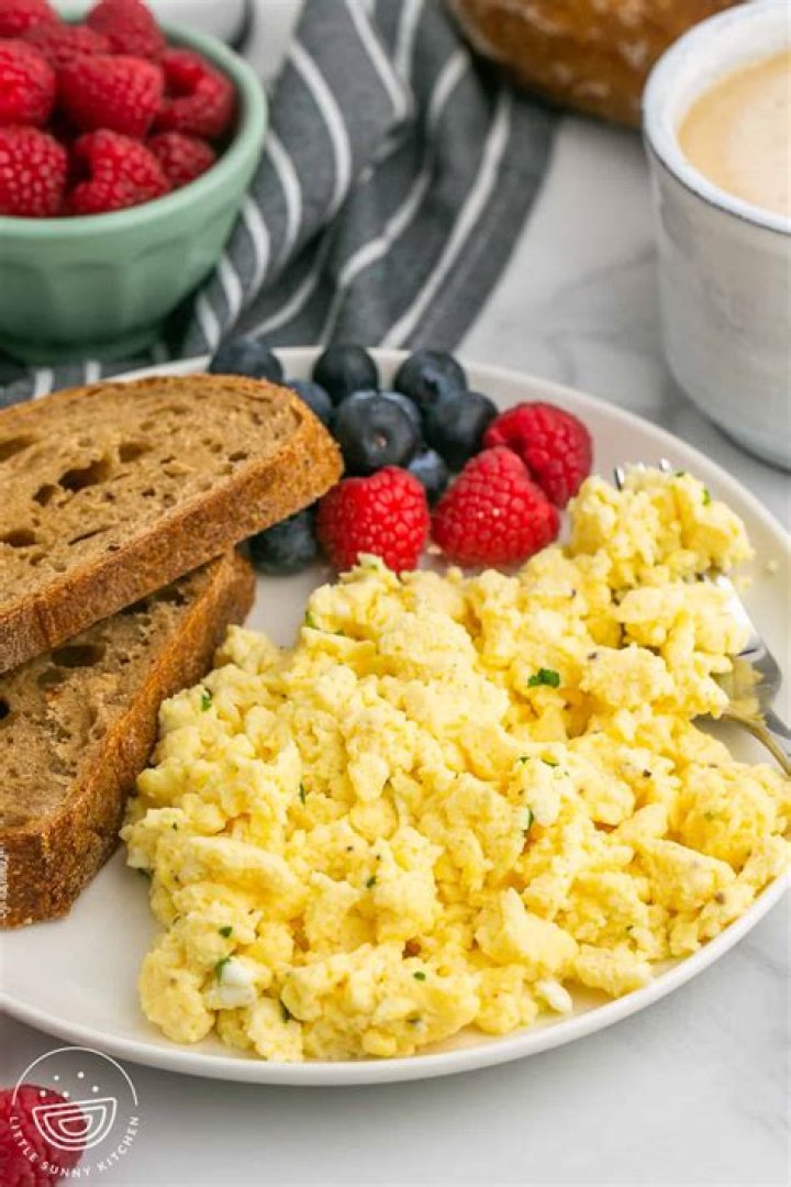 What should I eat with eggs in the morning?