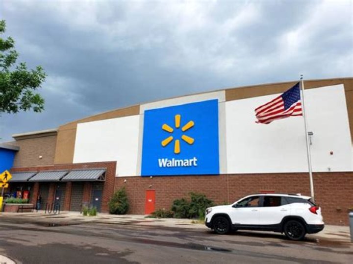 What time can you make returns at Walmart?