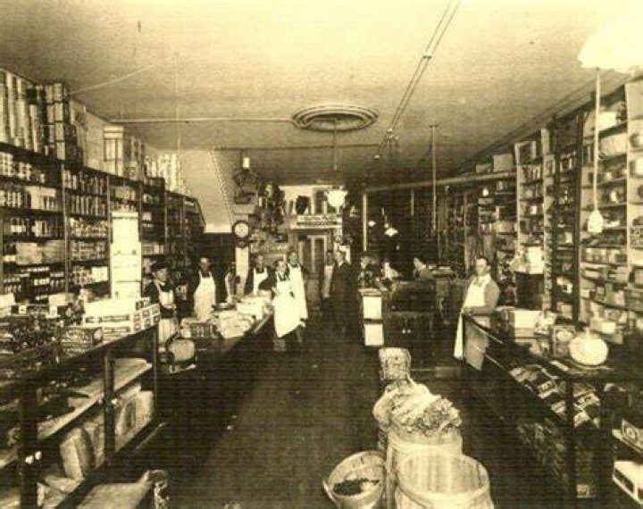What was the first grocery store in America?