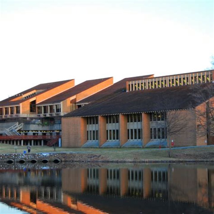 Where is Oakland Community College located?