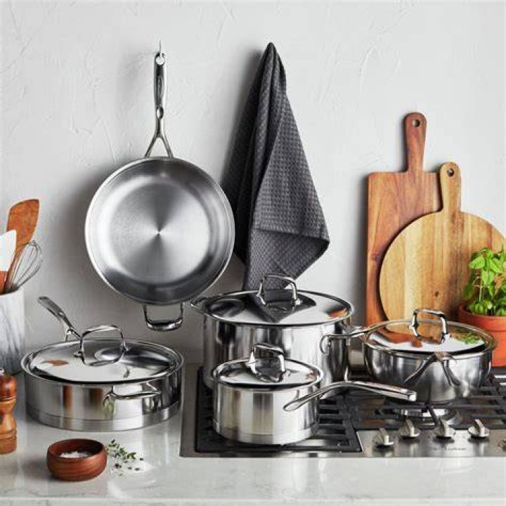 Which cookware is toxic?