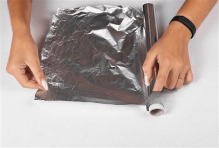 Which side of aluminum foil is toxic?