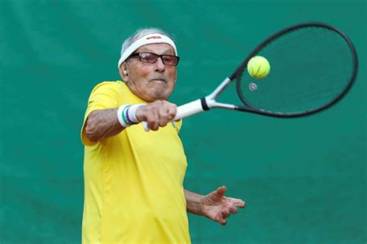 Who is the oldest tennis player to retire?