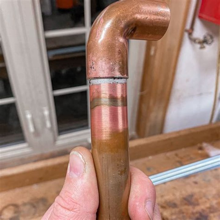 Why does solder not stick to copper pipe?