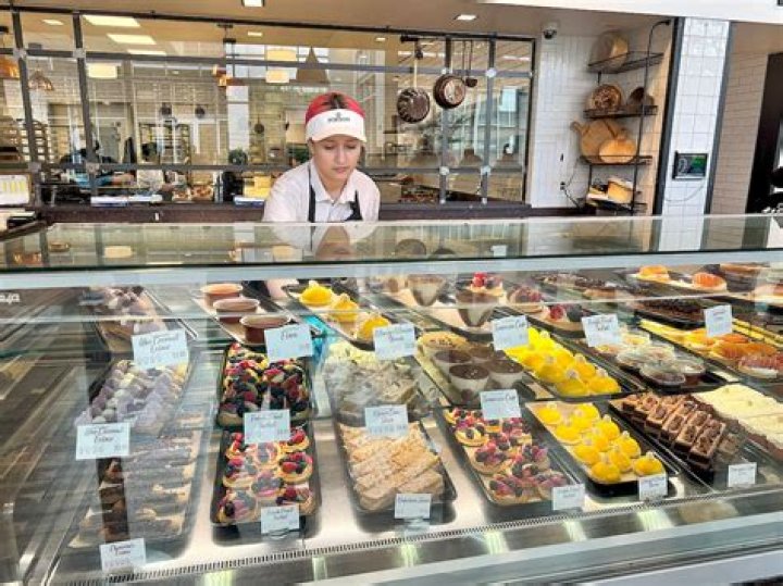 Why is Portos bakery so popular?