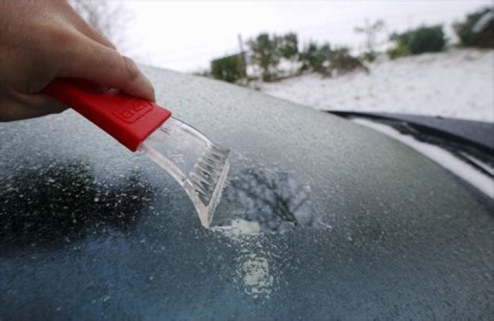 Will rubbing alcohol defrost windshield?